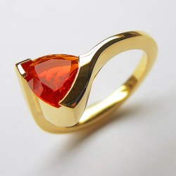 Gelbgold Ring mit Feueropal-Triangel