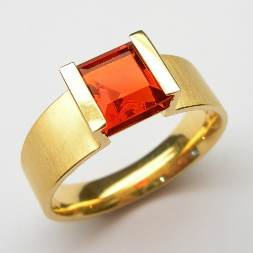 Gelbgold Ring mit mexikanischem Feueropal-Carré