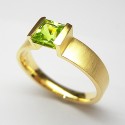 Gelbgold Ring mit Peridot-Carré