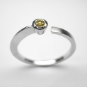 Platin Ring "Lichtschweif" mit yellow Brillant