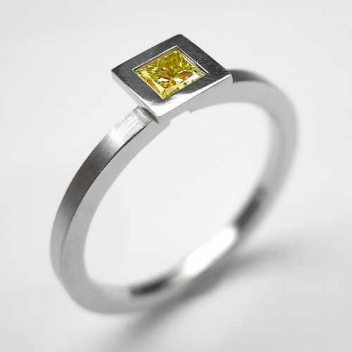 Platin Ring mit mit Princess-Diamant, seidenmatt - poliert