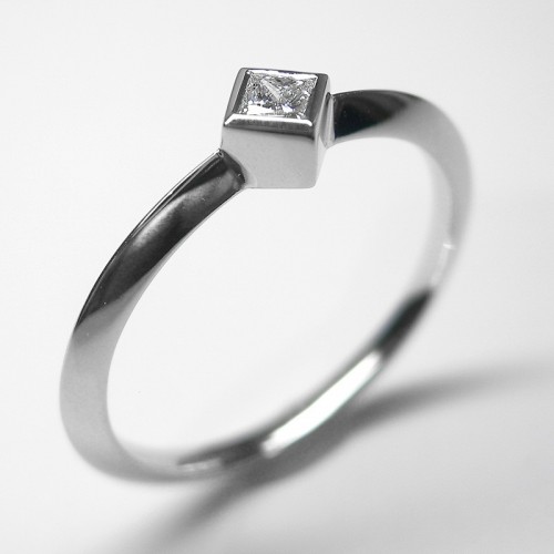 Platin Ring mit Princess-Diamant