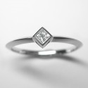 Platin Ring mit Princess-Diamant