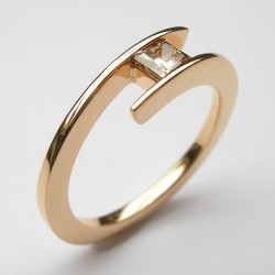 Rotgold Ring mit Princess-Diamant