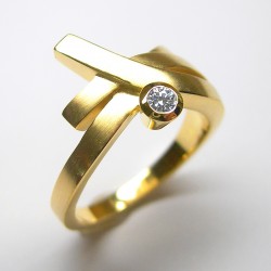 Gelbgold Ring "Stern im Sonnenzeichen" mit Brillant
